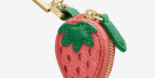 Wholesale strawberry PU leather handbag charm – cute fruit bag accessory